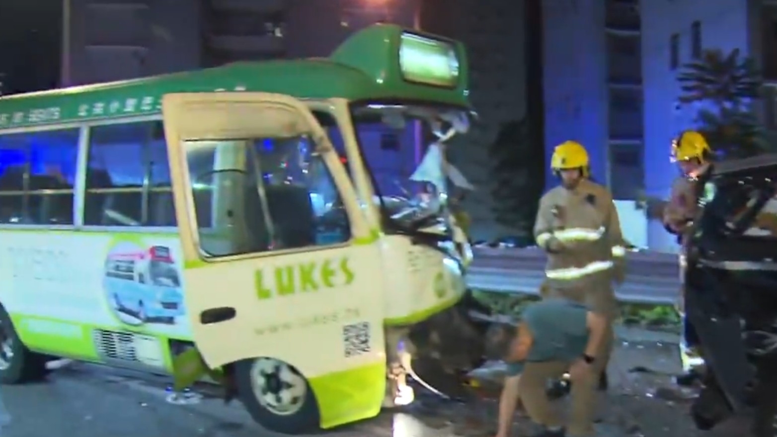 小巴車頭撞擊私家車後嚴重損毀