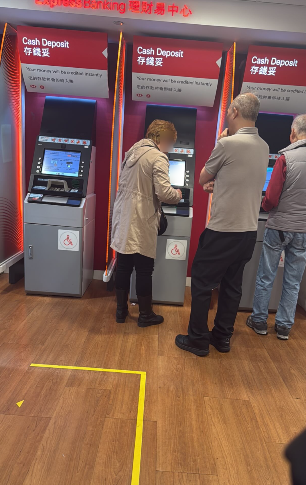 老婦疑墮「假入境處官員」電騙　ATM機險過數　銀行職員機警阻止兼報警 (Threads@zoe_leewy)