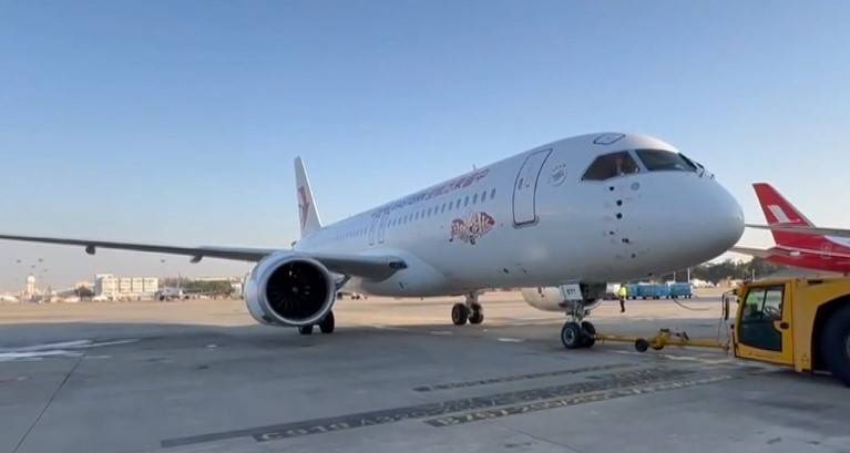 C919｜國產「大飛機」元旦首航上海飛香港。