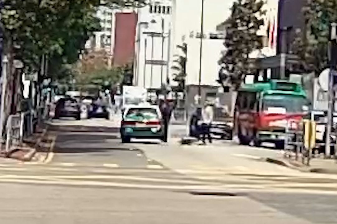 馬路MMA｜元朗單車友大戰綠的司機，互毆打到撞落小巴勁精彩。