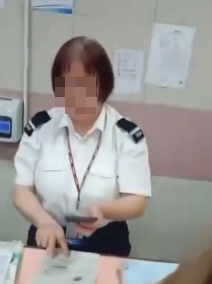 翠屏邨公屋女保安揈毛巾追打外賣員