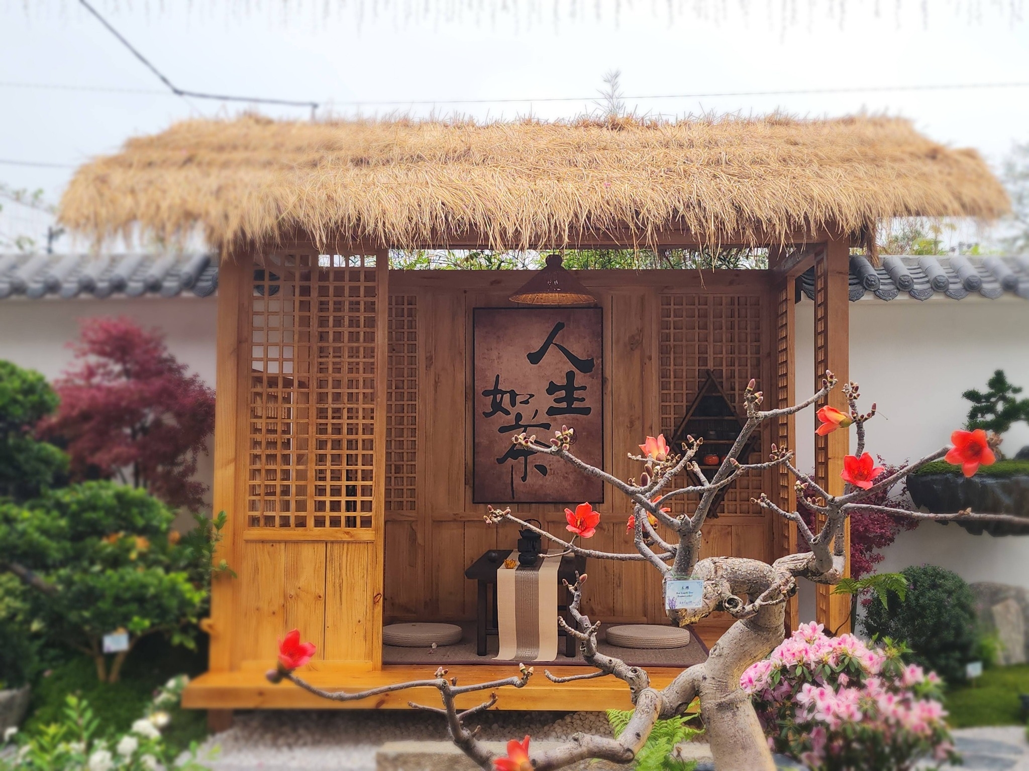 可能是風鈴、寺廟和文字的圖像