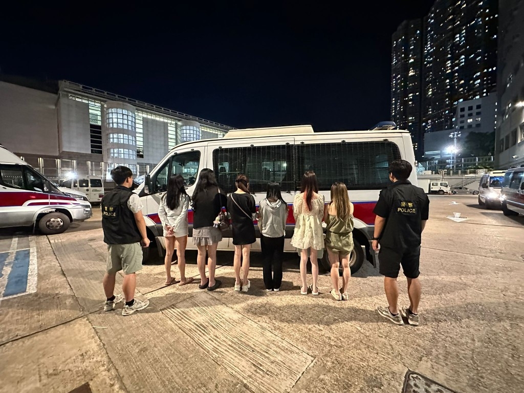 警方聯同入境處展開掃黃行動，拘捕24名女子。（警方圖片）