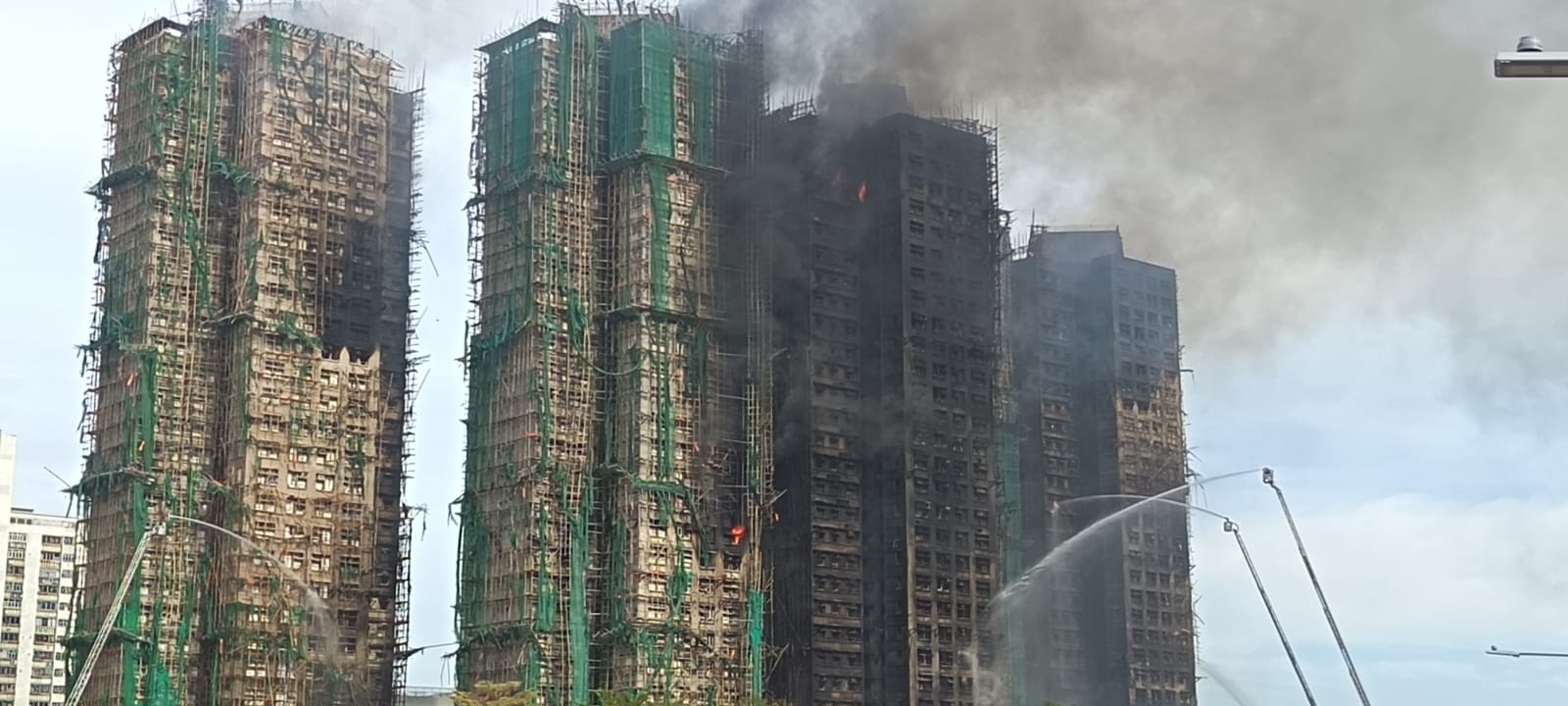 現場再次開始大火。