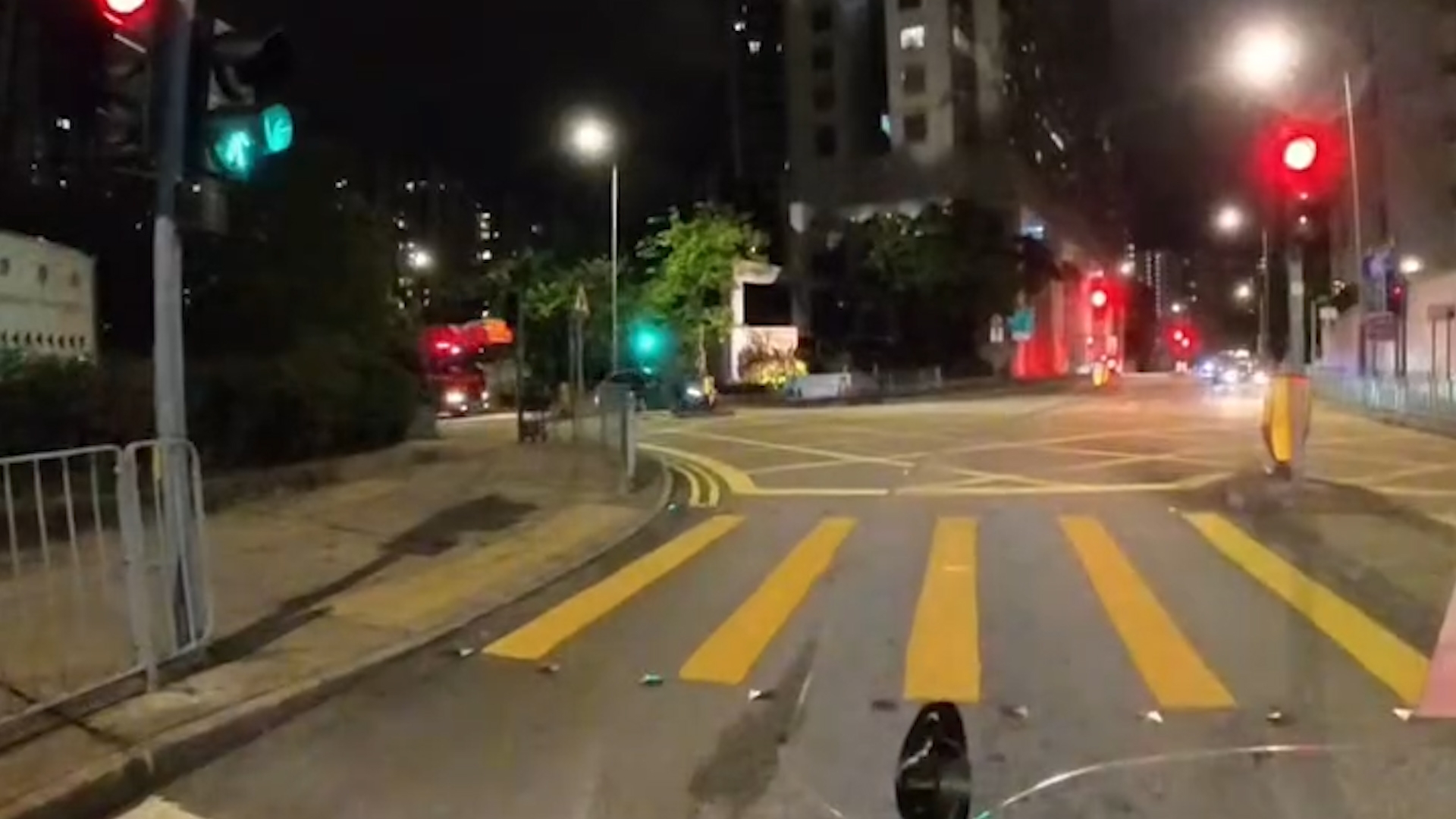 車Cam直擊｜私家車馬路擋響警號消防車前進　片主怒斥：行啦阻X住曬