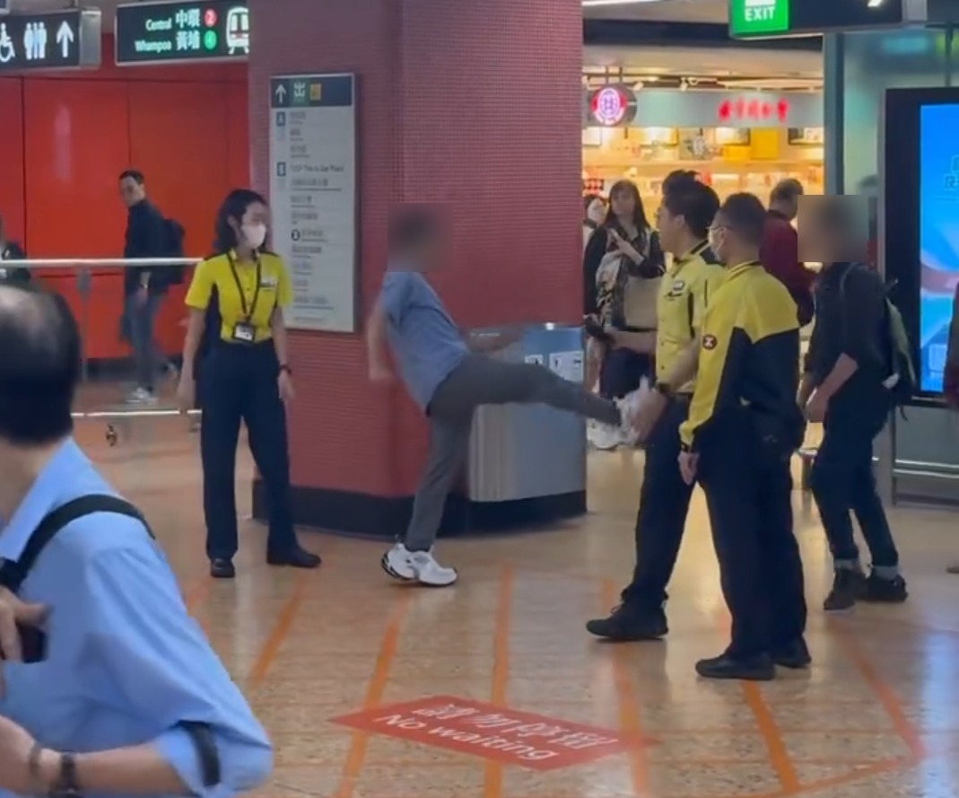 10月22日下午約二時，兩名男子在港鐵旺角站發生爭執，其中一名身穿藍衣的男子不斷追踢另一名黑衣男子，場面一度混亂。現場有五名身穿黃衣的港鐵職員在旁圍觀，惟未見即時介入，引起途人及網民關注。