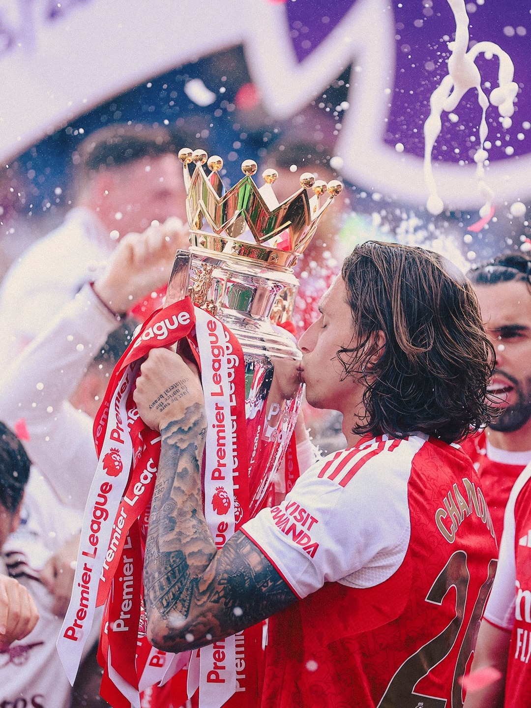 頒獎後，阿仙奴球員們紛紛與獎盃合照。（Facebook圖片／Arsenal）