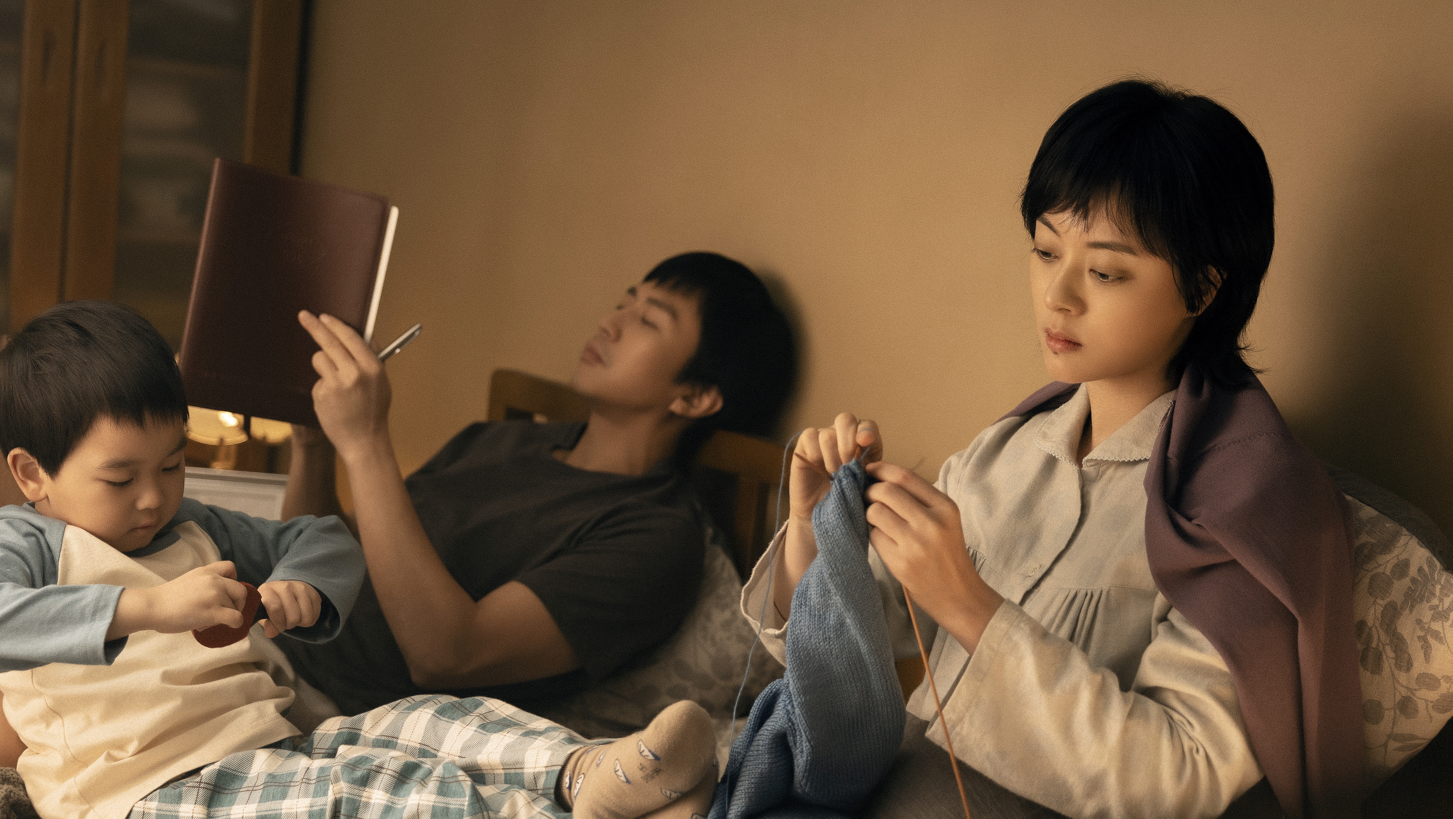 孫儷在電影中飾演戴敏佳的妻子王盈，默默支持丈夫。