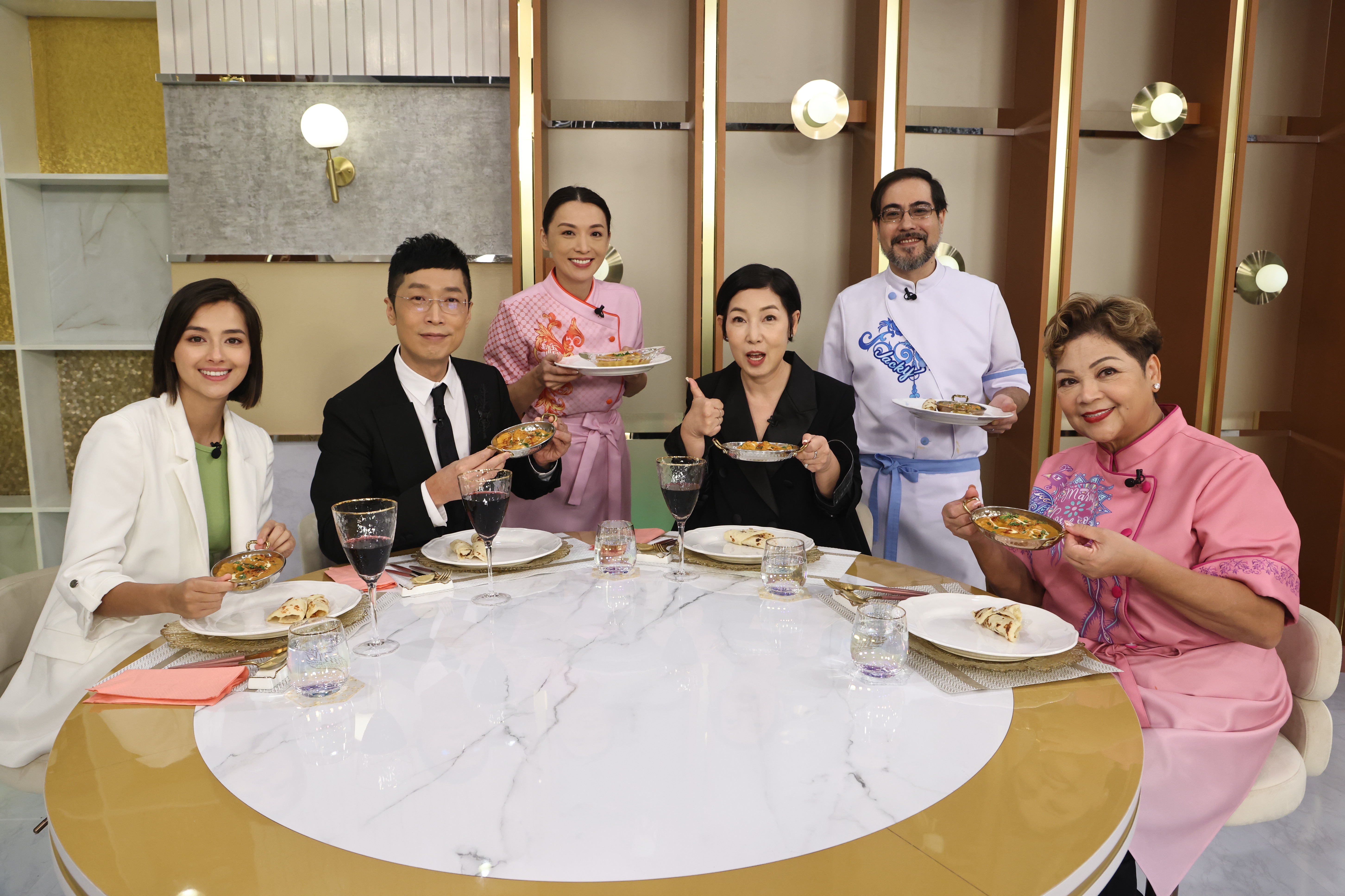 主理人馬浚偉號召九位星級大廚，為TVB 55周年台慶打造「黃金盛宴」。