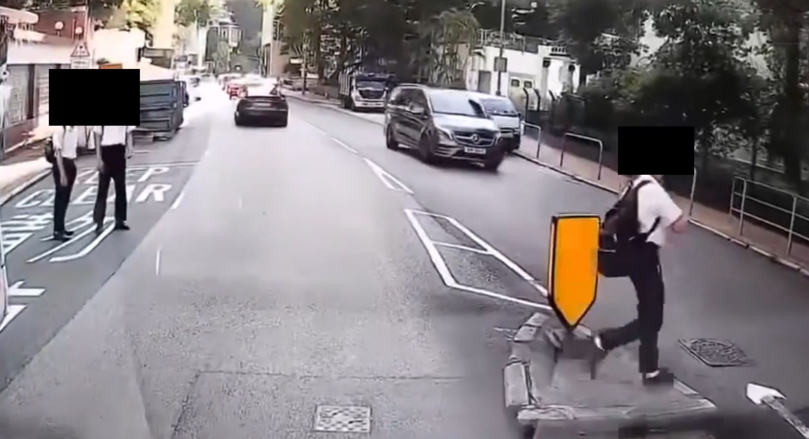 車Cam直擊｜中學生亂過馬路「跳出跳入」