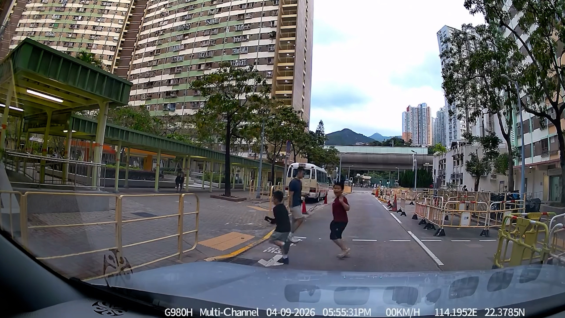 車Cam直擊｜沙角邨小朋友過馬路舉手指公講多謝　司機大讚：你哋有家教