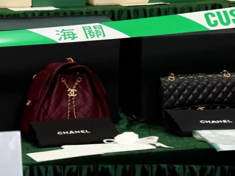 行動中香港海關合共偵破25宗案件，檢獲約6.7萬件冒牌物品，包括有手錶、手袋及運動用品等，市值約4400萬元。
