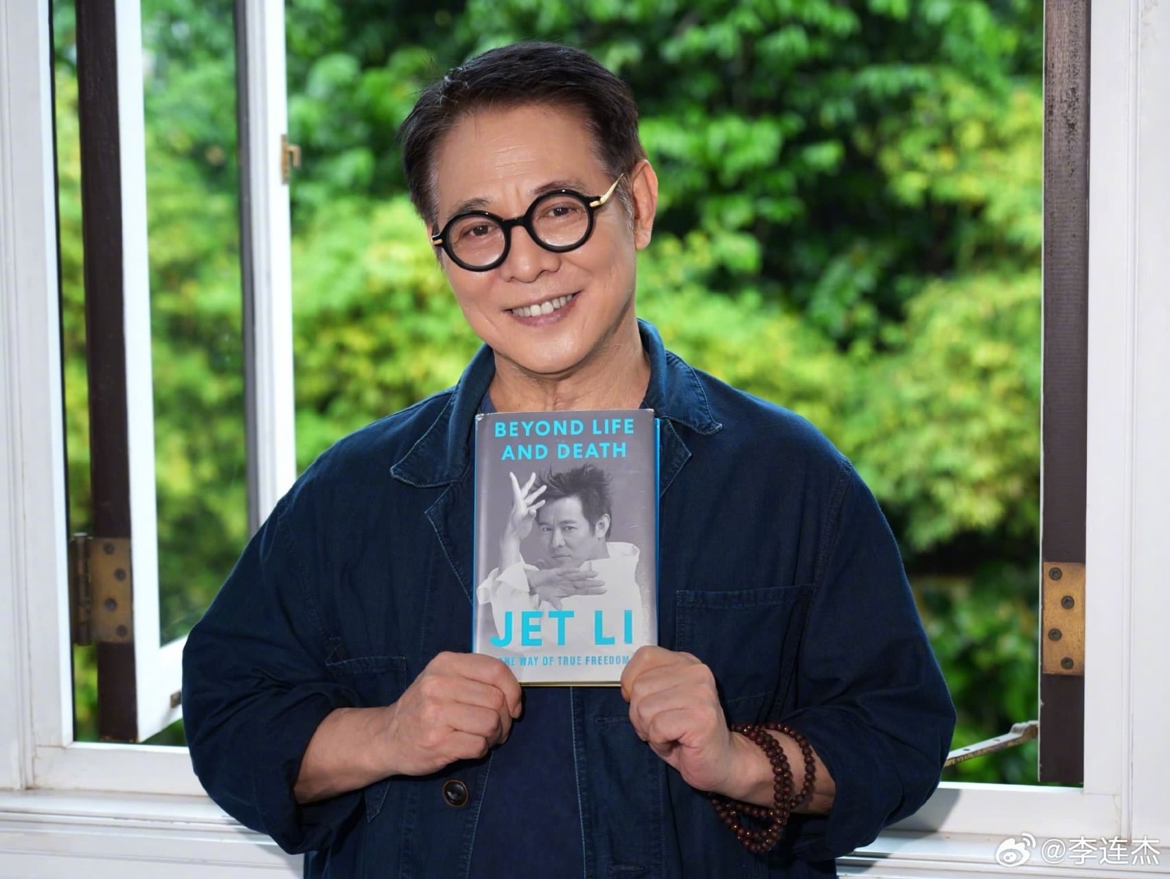 李連傑宣傳英文版新書《超越生死》（Beyond Life And Death）。 （IG@jetli）