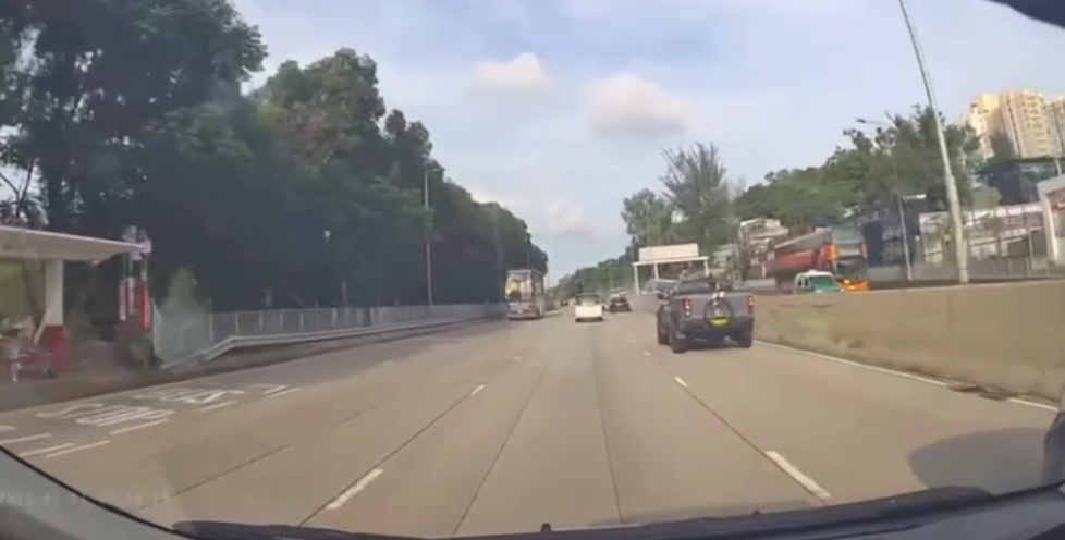 車Cam直擊｜元朗私家車狂飆失控　撞壆翻轉橫跨車道震撼畫面曝光