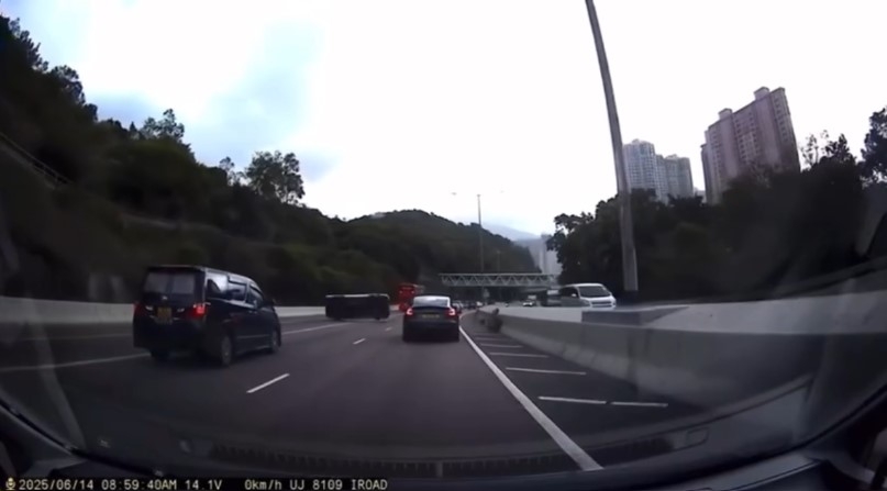 屯門公路貨Van失控翻側　「舞龍」完再打「白鴿轉」