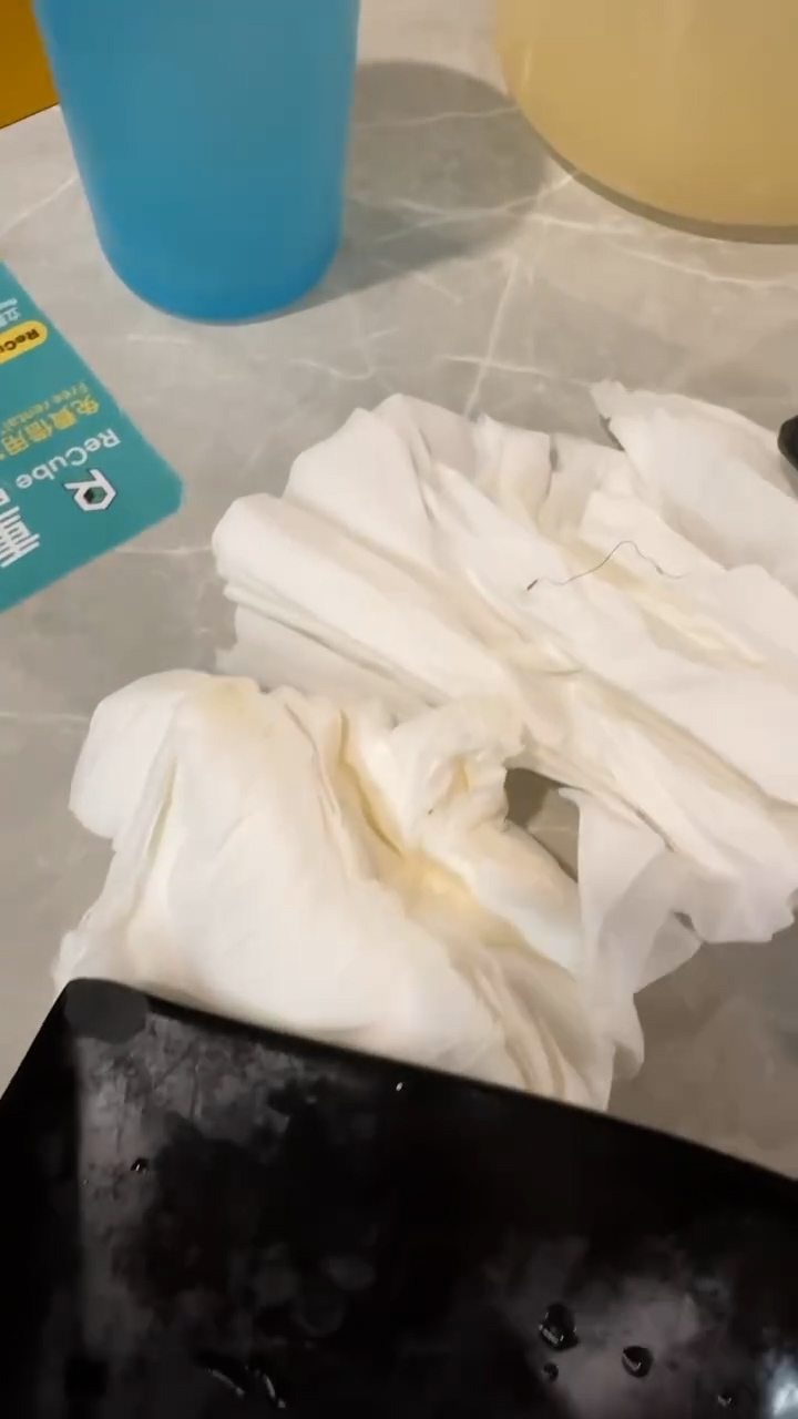 樓主表示，日前他與友人在某學校飯堂吃雞煲，當友人夾起烏冬時，突然大叫「哇X，唔係嘛」，稱他在湯勺處夾出1條疑似「X毛」，「仲要條毛兩邊都有雞煲汁」。（Threads影片截圖／shadow_clayz）