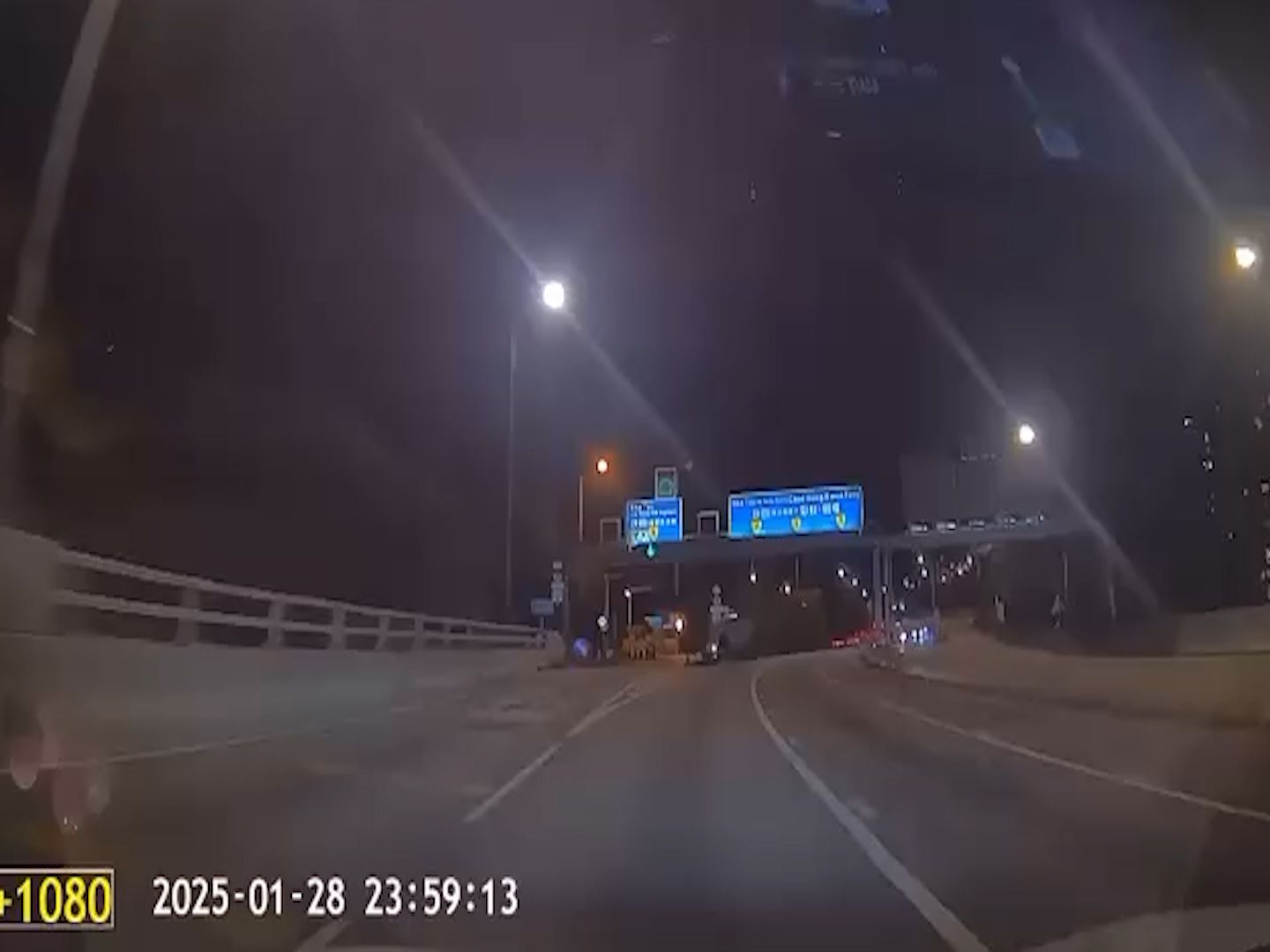 呈祥道私家車影線位切線失敗，鏟石壆再連打關斗四輪朝天