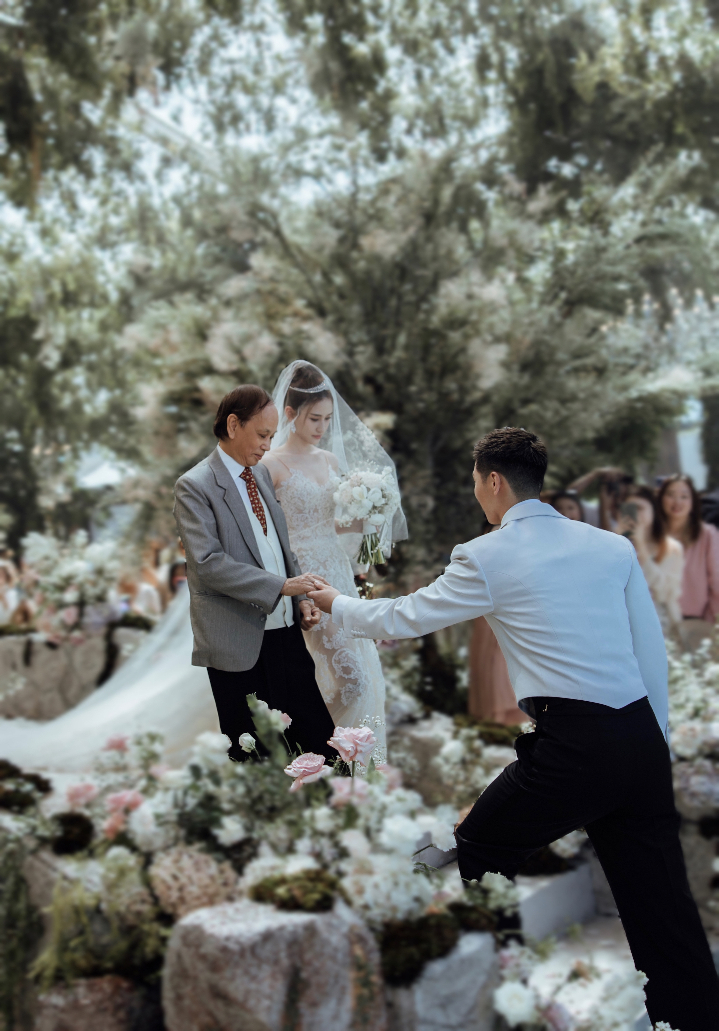 超蓮由舅父親手交予新郎竇驍手上，正式出嫁成為人妻