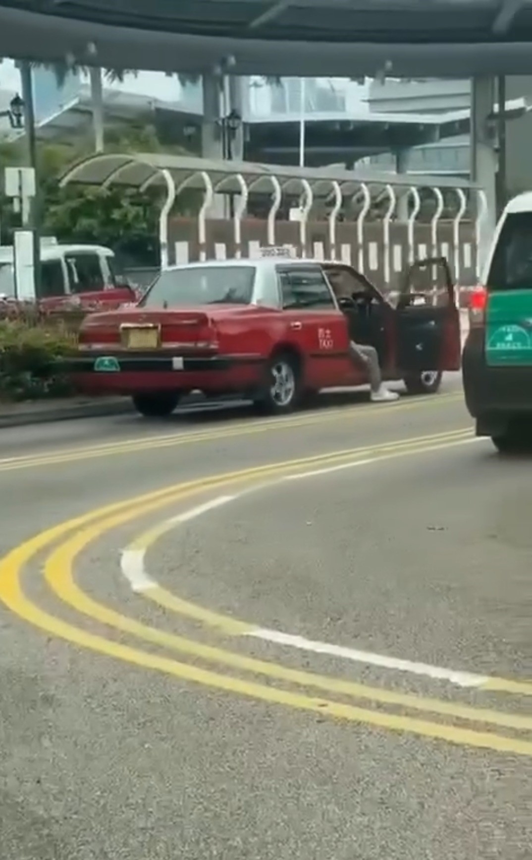 網上近日流傳一段短片，拍攝一輛紅色的士在行駛途中，車門大開，司機一邊吸煙，一邊駕駛，右腳更踏出車外踩在地面，情況罕見且危險，引起網民熱議。