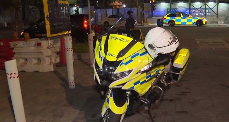 九龍城外賣男電動單車撞警員及警車