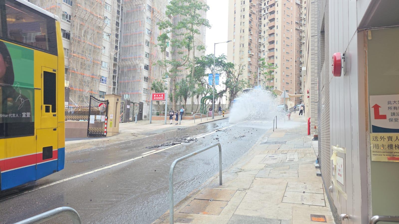 現場噴出逾2米高水柱，有路面被沖毀，碎石散滿一地。（Facebook圖片／車cam L（香港群組）／Bosco Chu）