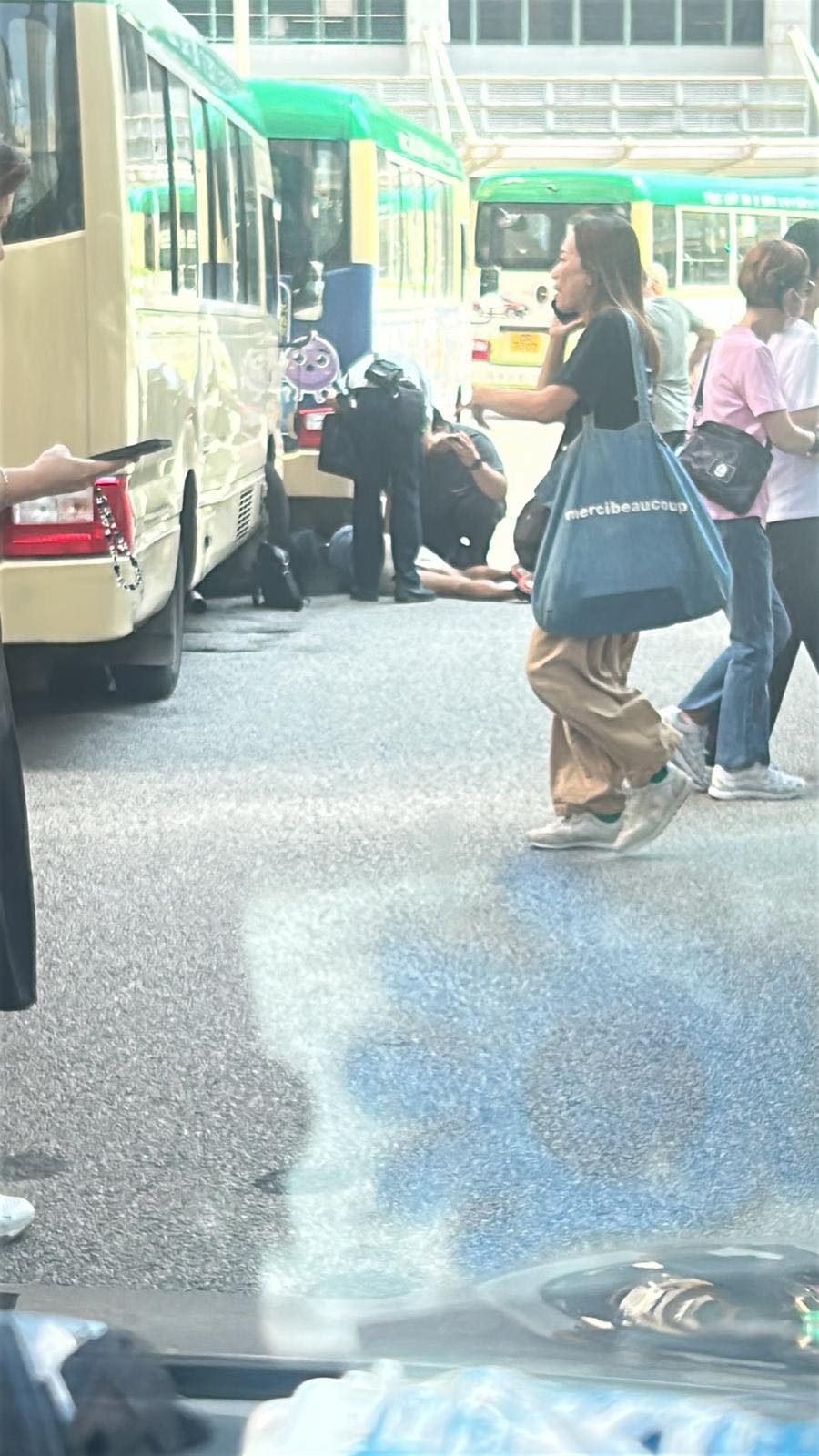葵涌廣場對出男子昏迷送院　途人目擊插喉上擔架　網民猜測或涉交通事故