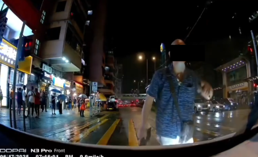 車Cam直擊｜港版「龜仙人」衝紅燈被呠唔忿氣，惡霸仲踢人車兼大罵車主。