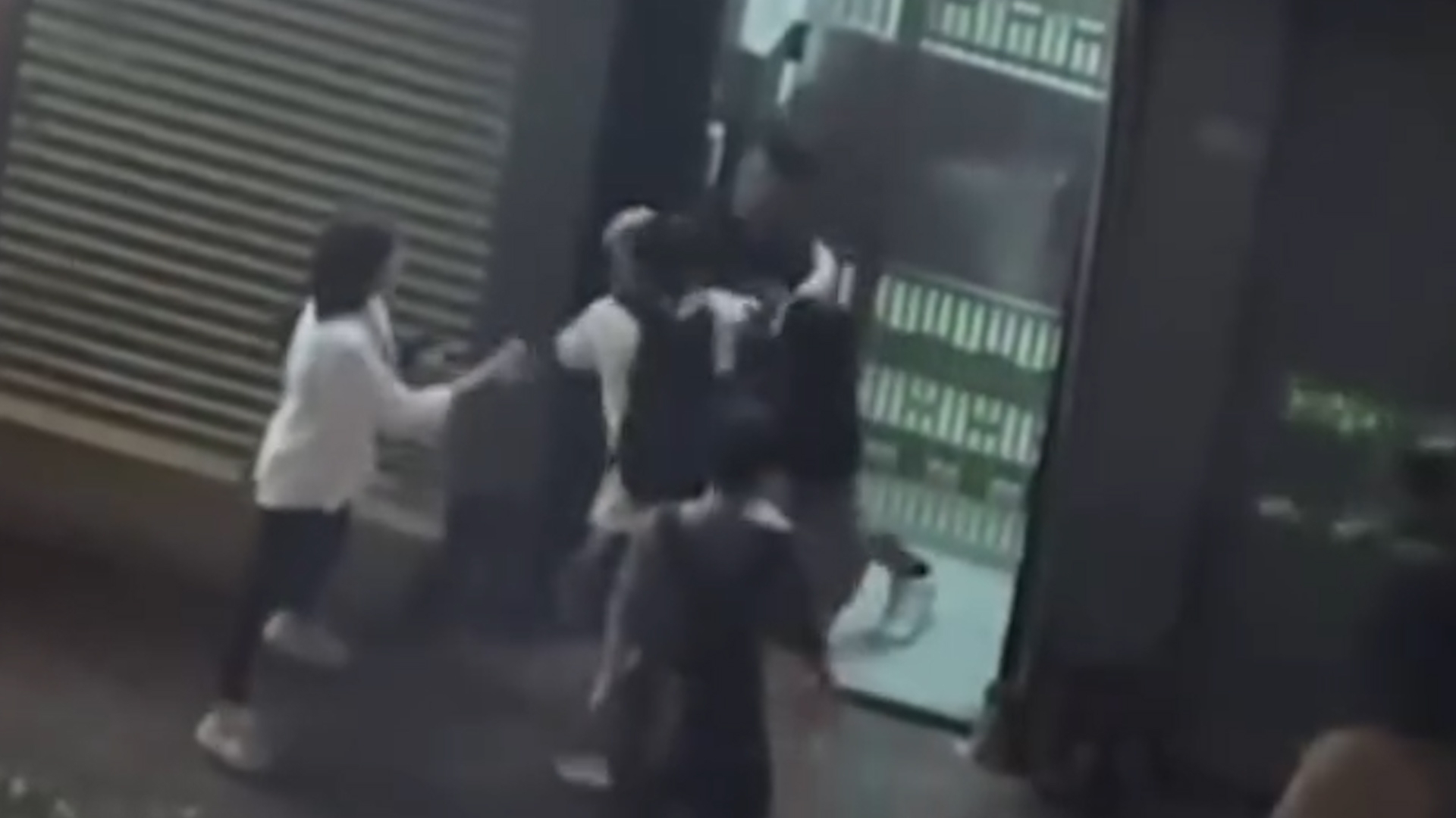 旺角MMA｜7男女砵蘭街打鬥　推撞拉扯勁混亂　糾纏間更撞商店鐵閘