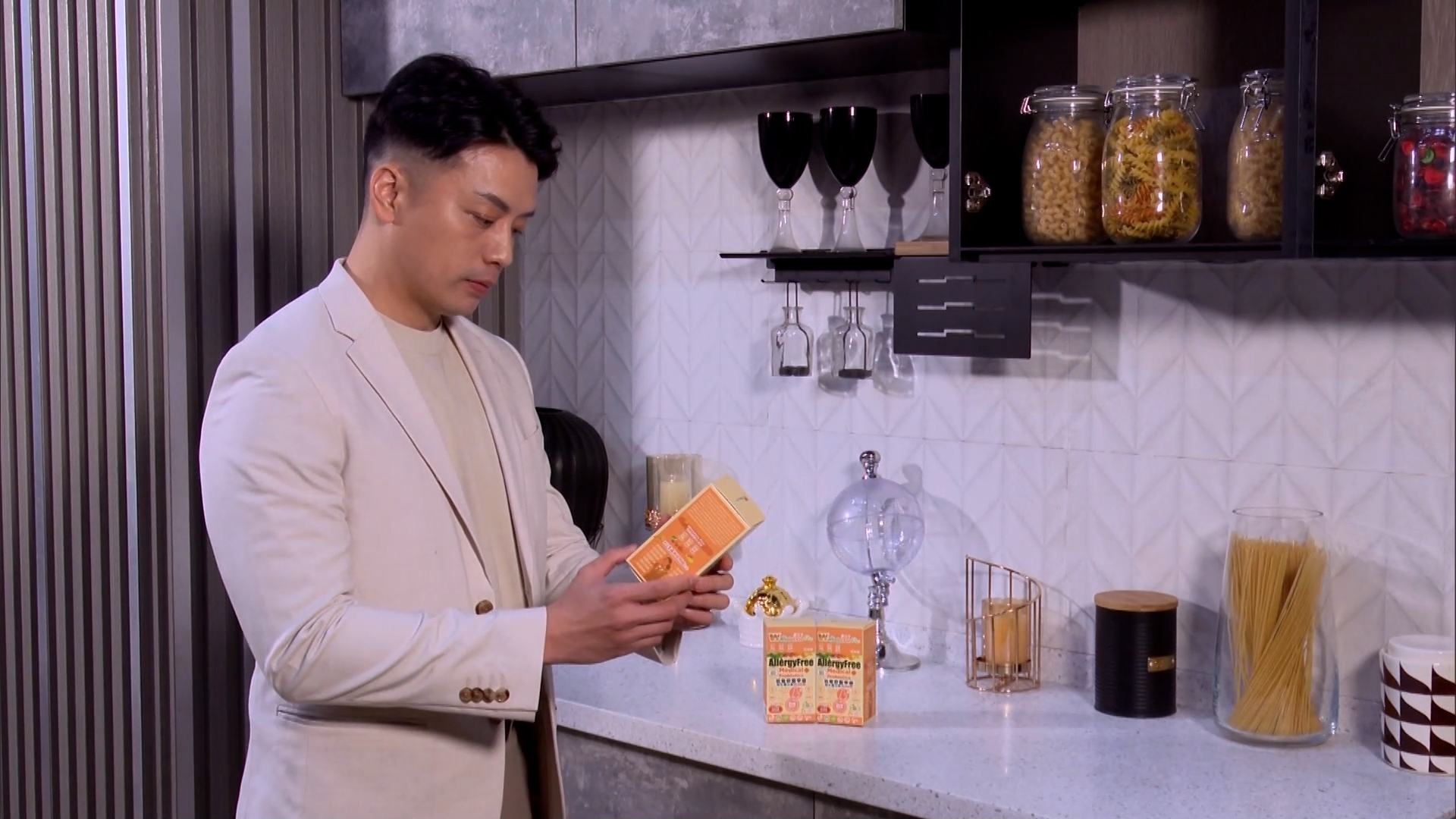 四哥指：「吃了一個月後，皮膚明顯改善了。就算直播要吃辣的食物，我也不怕，之前吃多了，要靠類固醇去控制皮膚的問題。現時我吃了一年左右，免疫了增強了很多，也沒有那麼多病痛。」