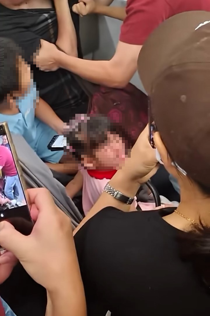 有女童因受驚過度大哭。（Facebook影片截圖／車cam L（香港群組）／Soso Chan）