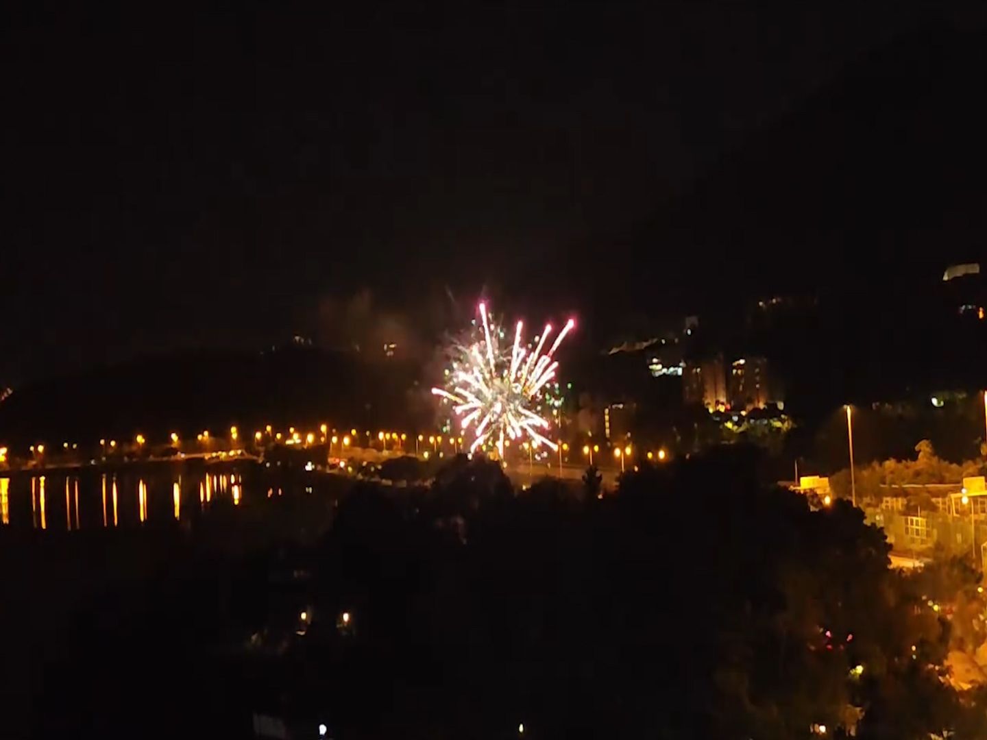 吐露港現「民間煙花匯演」賀蛇年