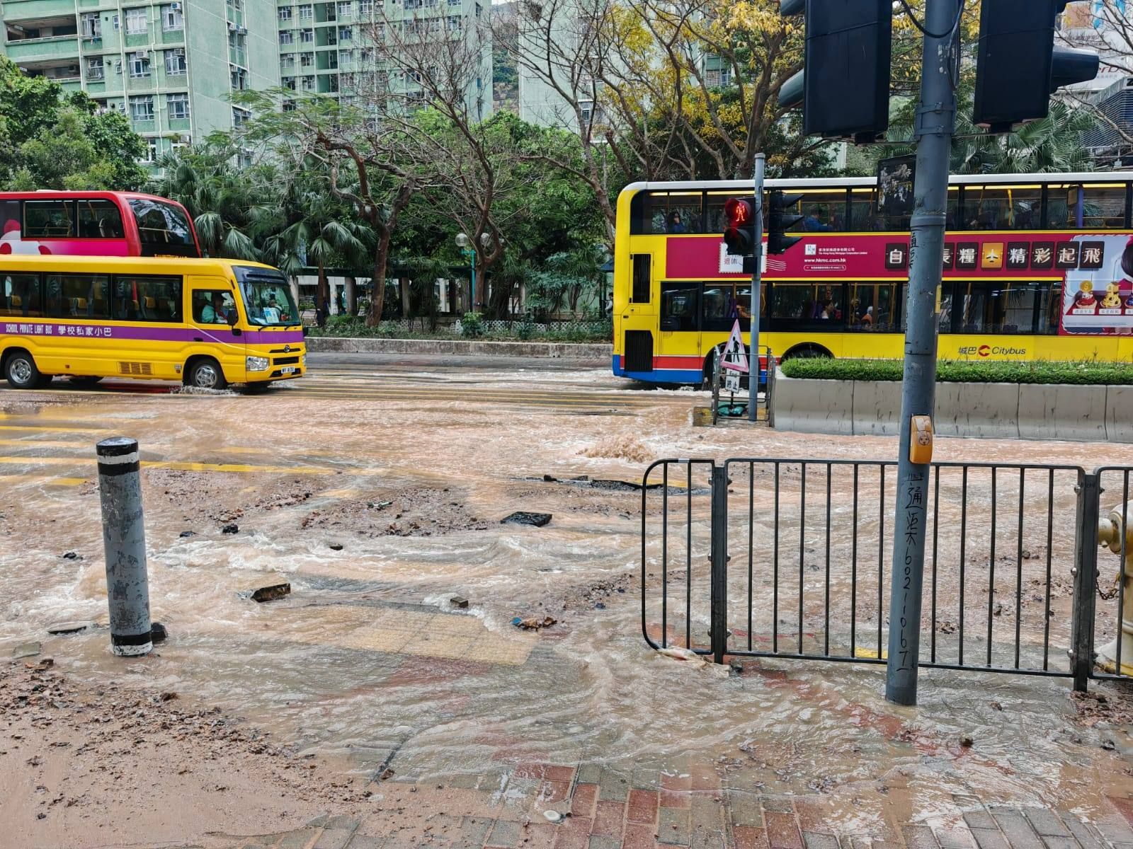小西灣道爆鹹水管。(FB@植潔鈴 Elaine Chik)