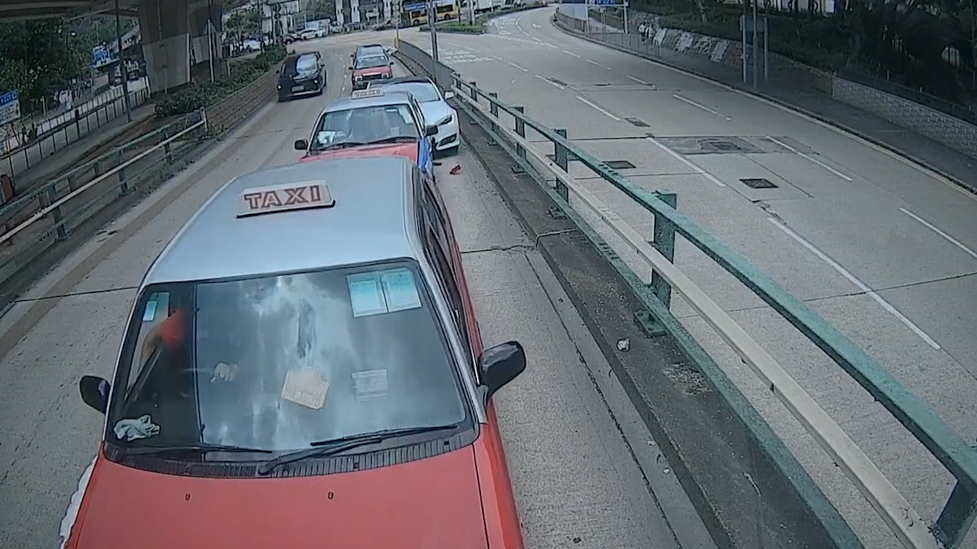 車Cam直擊｜Tesla司機揸車發夢「油門當Break」踩　車主：差兩吋中