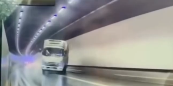 車Cam直擊｜大欖隧道內貨車自炒翻側過程曝光，「舞龍」後再橫亘快線。(影片轉載：車cam L（香港群組）Soso Chan)