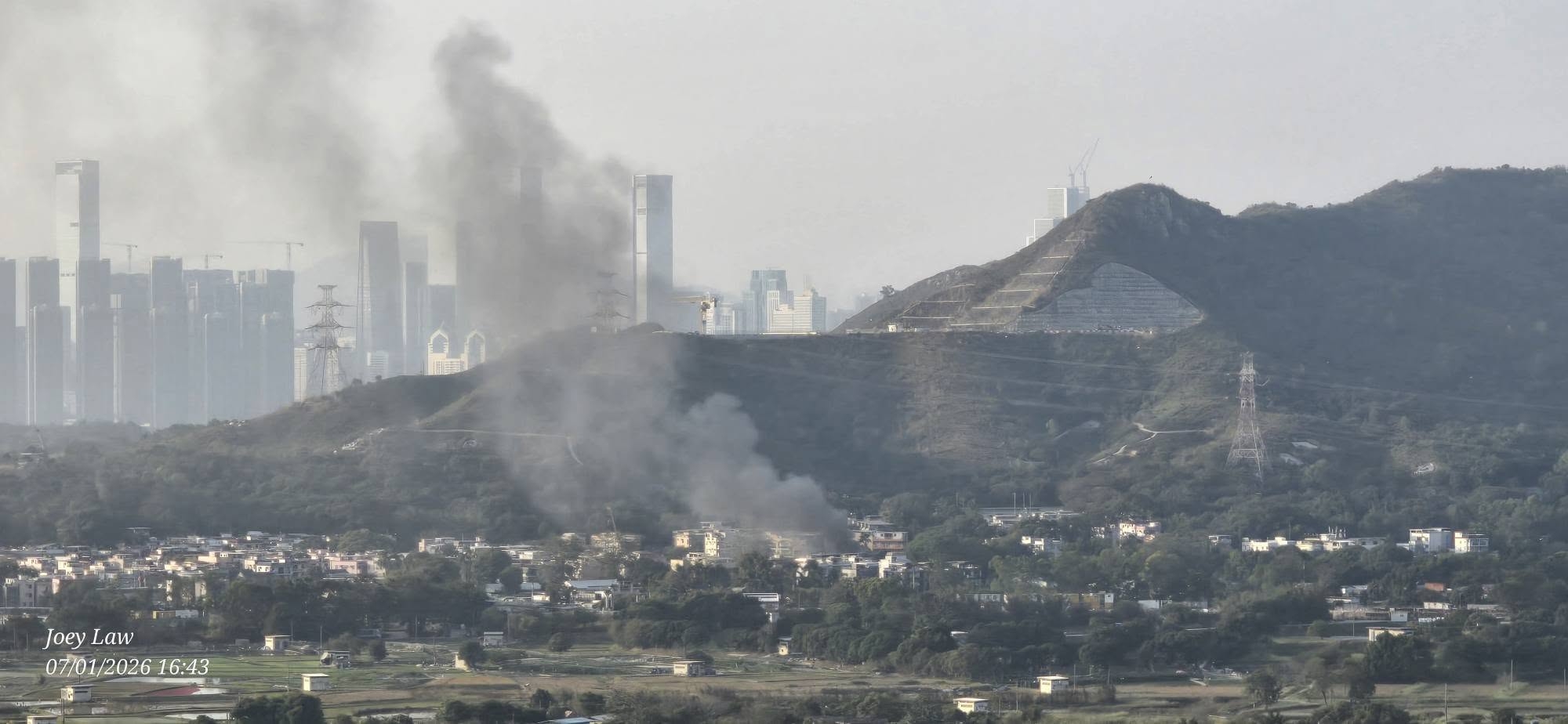 落馬洲河上鄉村木屋起火濃煙沖天　消防開喉迅速撲救 (FB@北區之友/Joey Law)