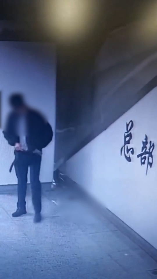 在南寧地鐵3號線「總部基地」站内，一名男子走到柱子旁，稍作張望後，快速脫下褲子大便，其後迅即提起褲子離去，地面上則留有排泄物。（Threads影片截圖／de_baude_laire）