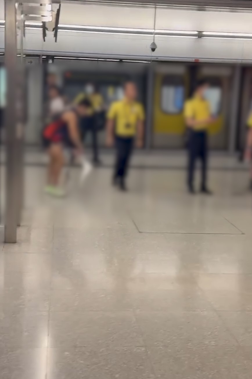 紅磡站MMA｜兩男月台肉搏兼吐口水職員霸氣調停　疑因扶手電梯爭路