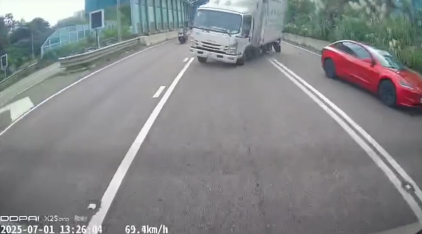 車Cam直擊｜吐露港公路貨車開快車失控　打「白鴿轉」飄移連跨3線