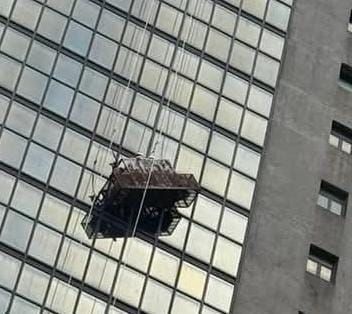 灣仔商廈吊船傾斜兩工人被困20樓半空