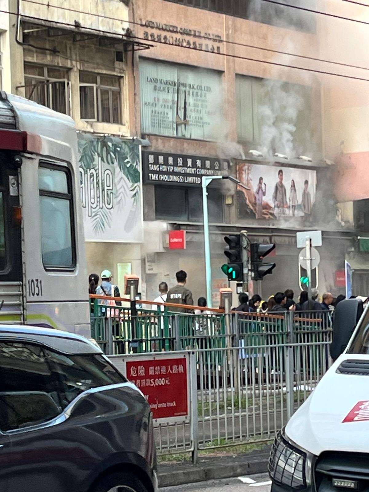 東張西望報料｜屯門山景邨單位起火濃煙直竄天際　觀眾即時拍片報《東張》