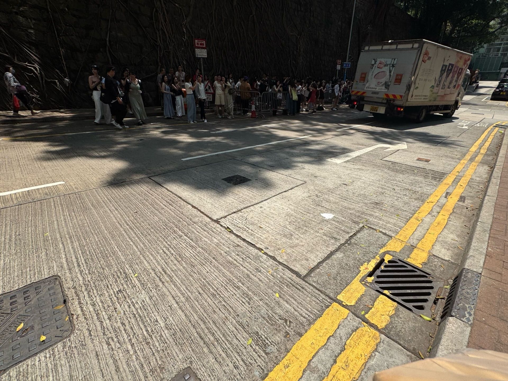 位於堅尼地城的咖啡店成了打卡地點，多名遊客前往拍照打卡，甚至一度走出馬路。