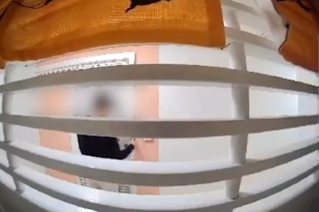 皇后山邨單位遭「踩線」。(FB)