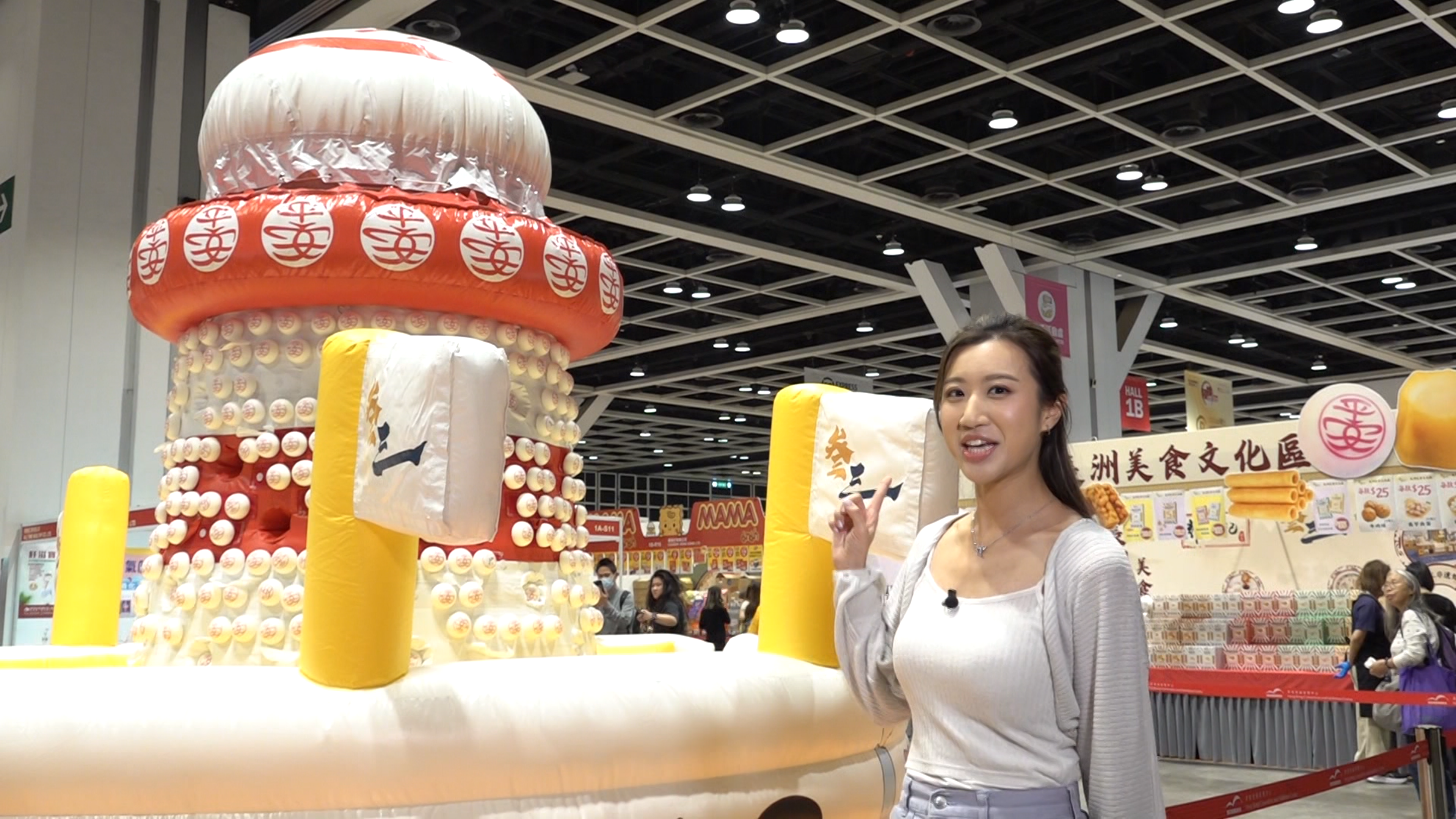 要打卡，當然少不了長洲文化區，這裡設有3.5米高小型充氣包山，旁邊還有各款長洲美食可供品嘗。