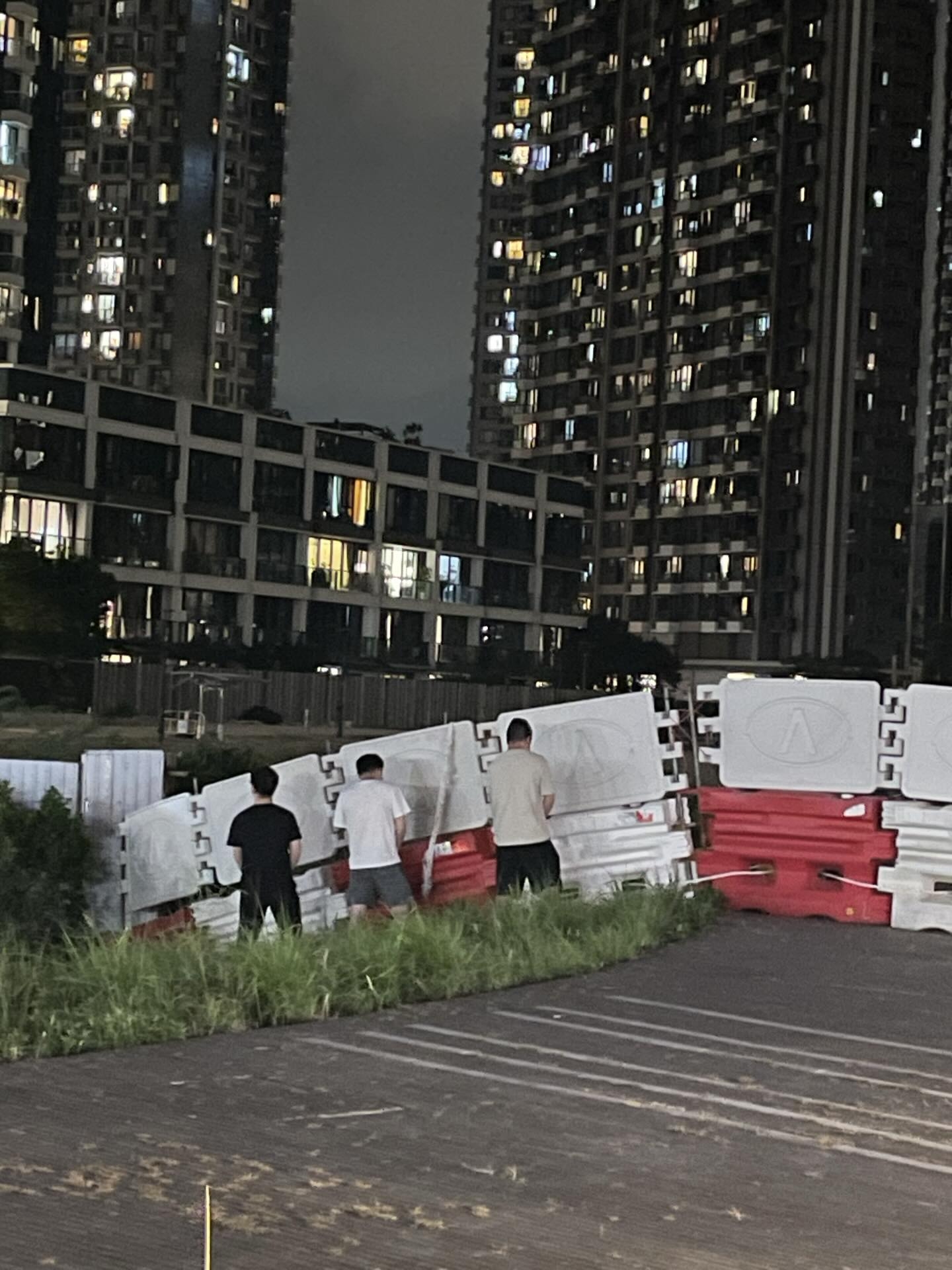 啟德4男有公廁唔去疑當眾小便　網民熱議：附近100米有廁所都唔去？