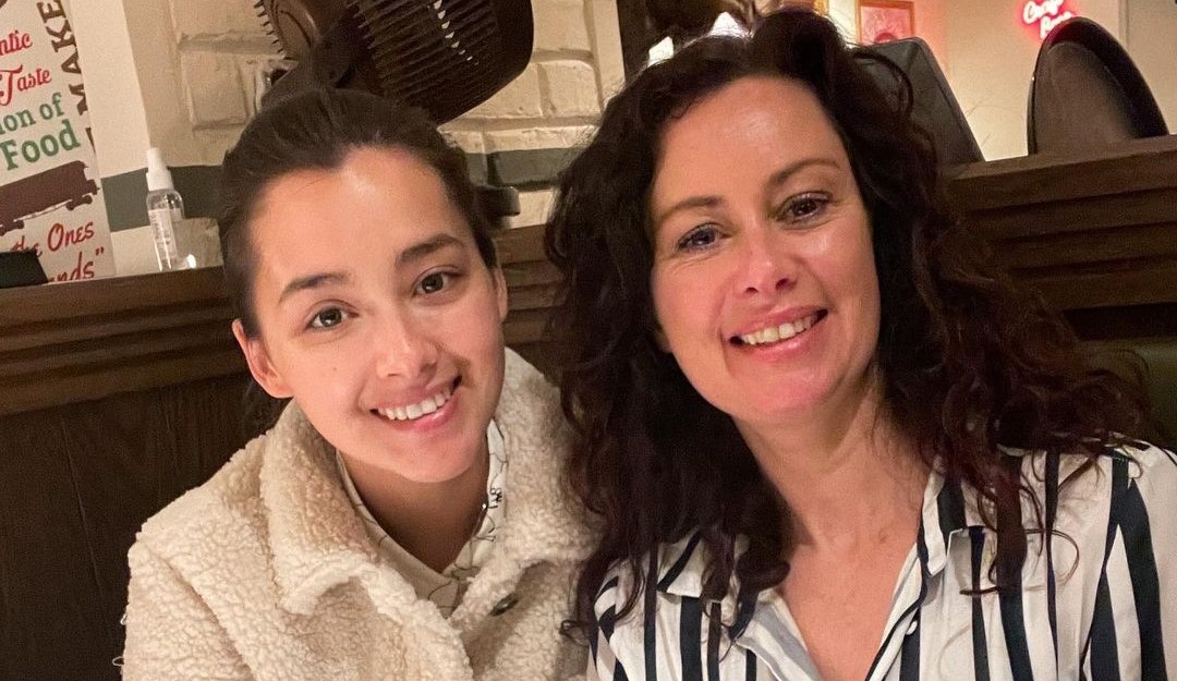 謝嘉怡笑稱好少同媽咪影相。