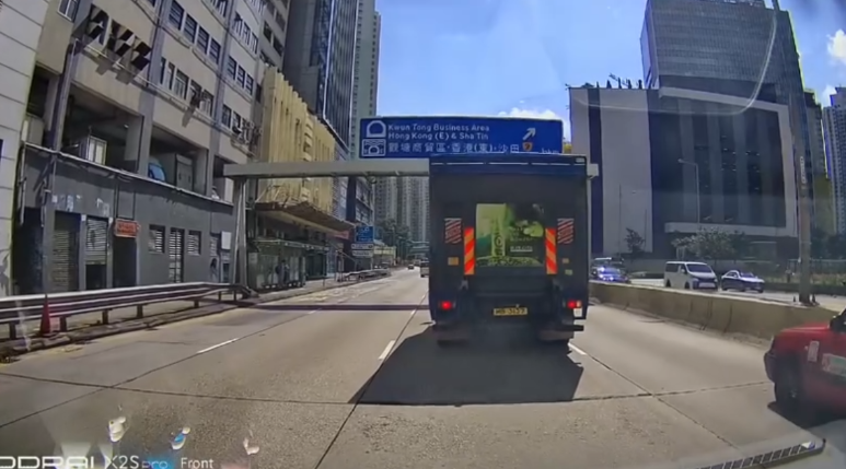 車Cam直擊｜新蒲崗馬路版「碰碰車」　貨車切線撞高速Tesla變自相殘殺