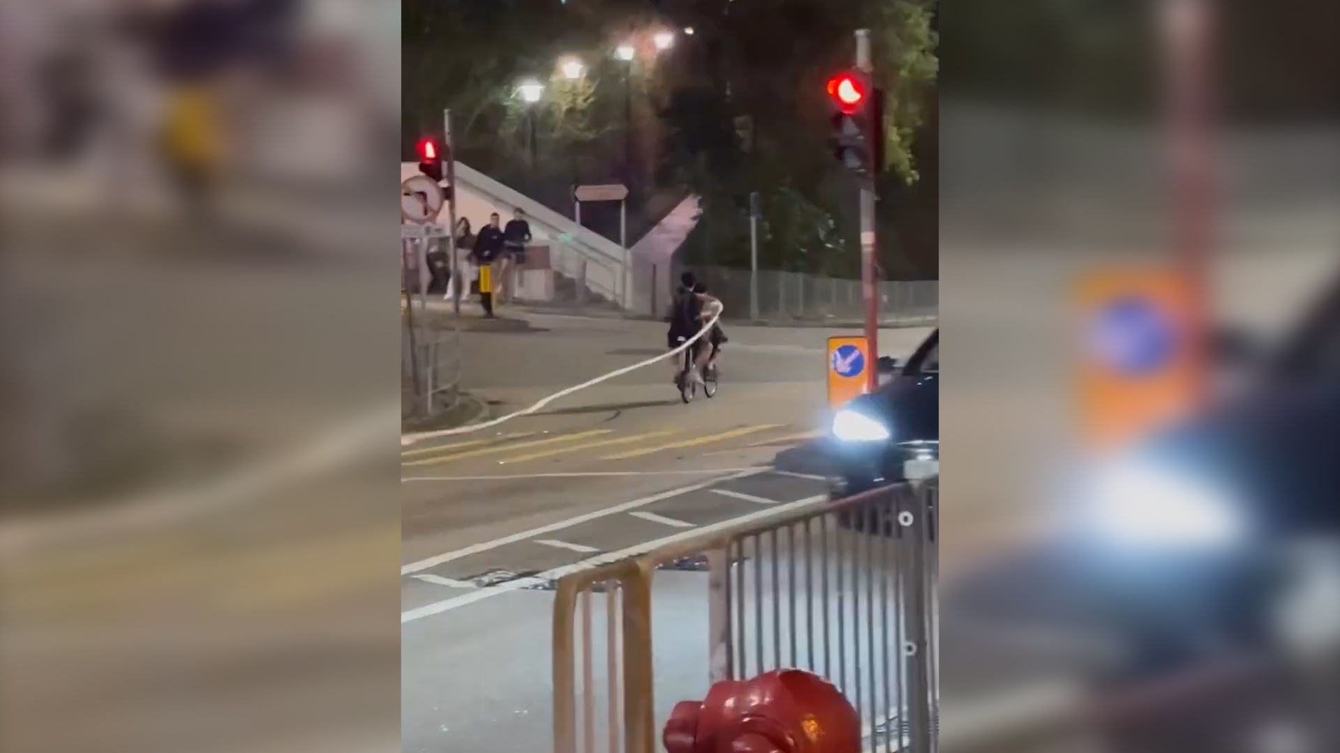 荃灣二人組路上揸電動單車被拍　仲拎廁紙大玩「行為藝術」被批擾民