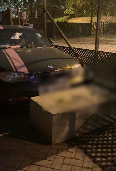 私家車疑亂泊地盤遭「土法鎖車」。(影片截圖)