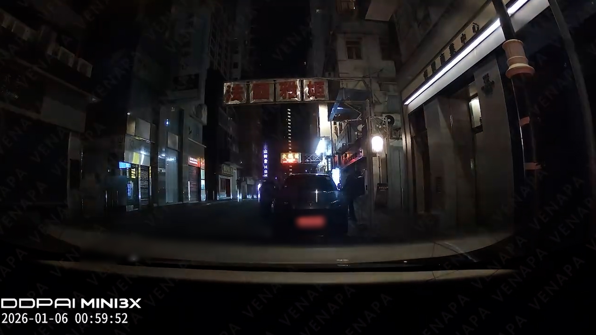 於1月6日凌晨約1時，三名男子在停泊於街道的一輛Tesla私家車旁小便，其後施施然登上停泊在附近的林寶堅尼離開。（Facebook影片截圖／車cam L（香港群組）／Vena Pa）