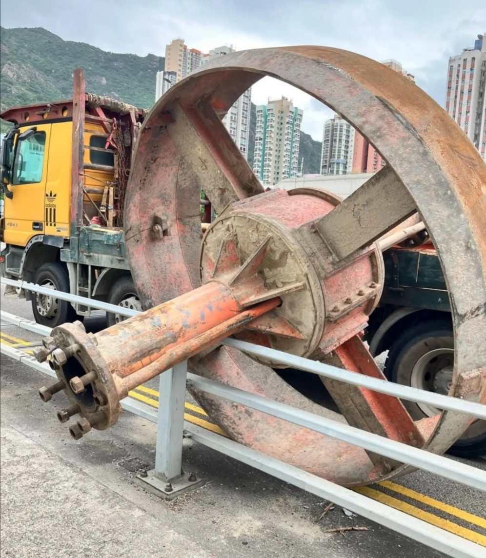 屯門貨車「都市陀飛輪」跌出馬路壓毀欄杆。(網上圖片)